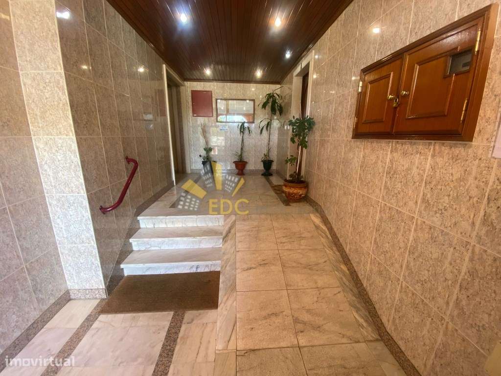 Excelente T2 com Parqueamento e Varanda na Urbanização da Cavaleira...-24