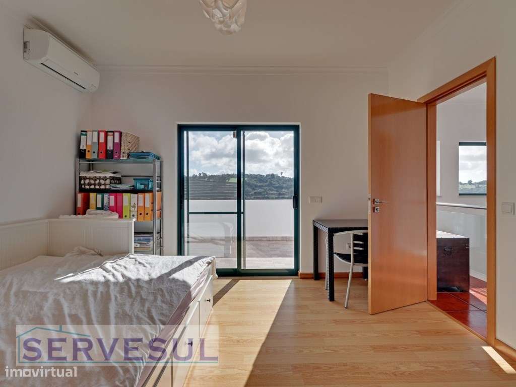 Charmosa Moradia de 2 pisos com 3 quartos espaçosos, garagem, pisci...-12