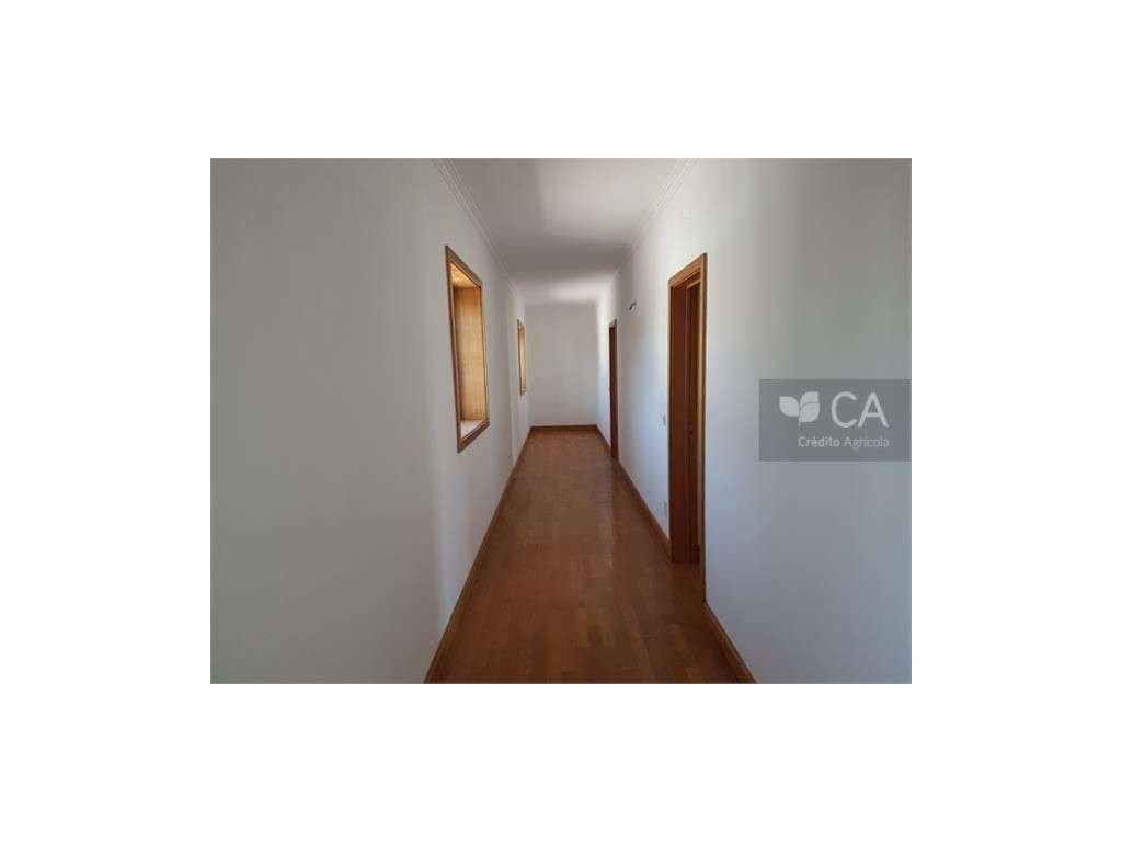 Moradia T5 restaurada com terraço e terreno - Grande imagem: 4/10