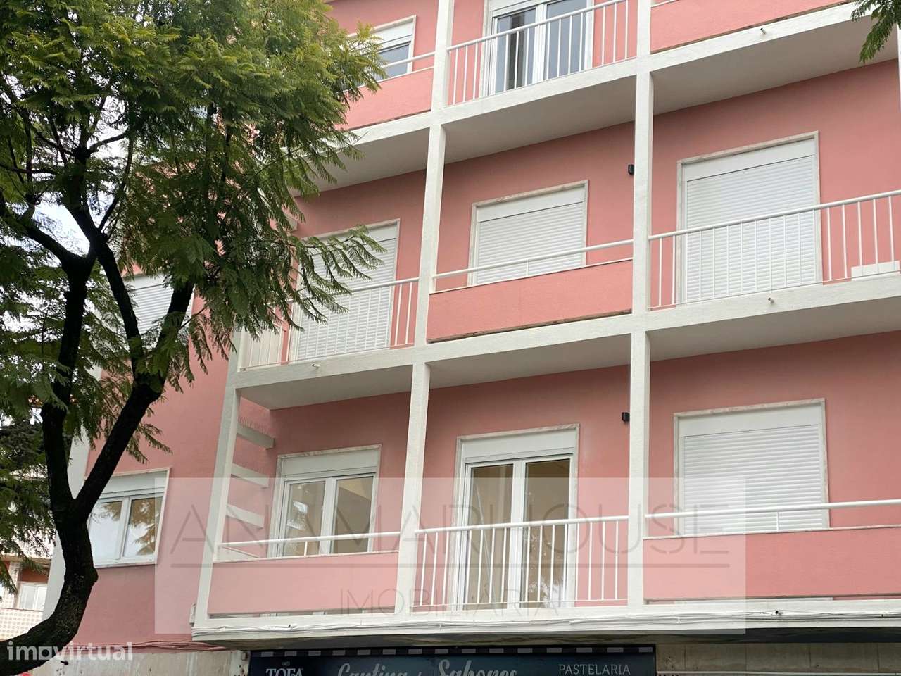 T2 Remodelado com varanda na Mina de Água, Amadora-19