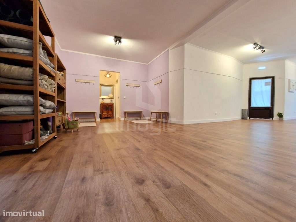 Loja localizada em Mafra, com terraço coberto, totalmente renovada. - Grande imagem: 2/10