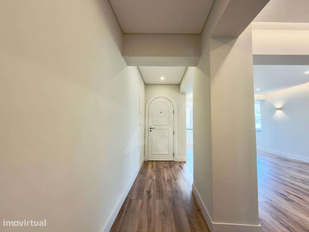 Apartamento T2 renovado no Monte Estoril-5