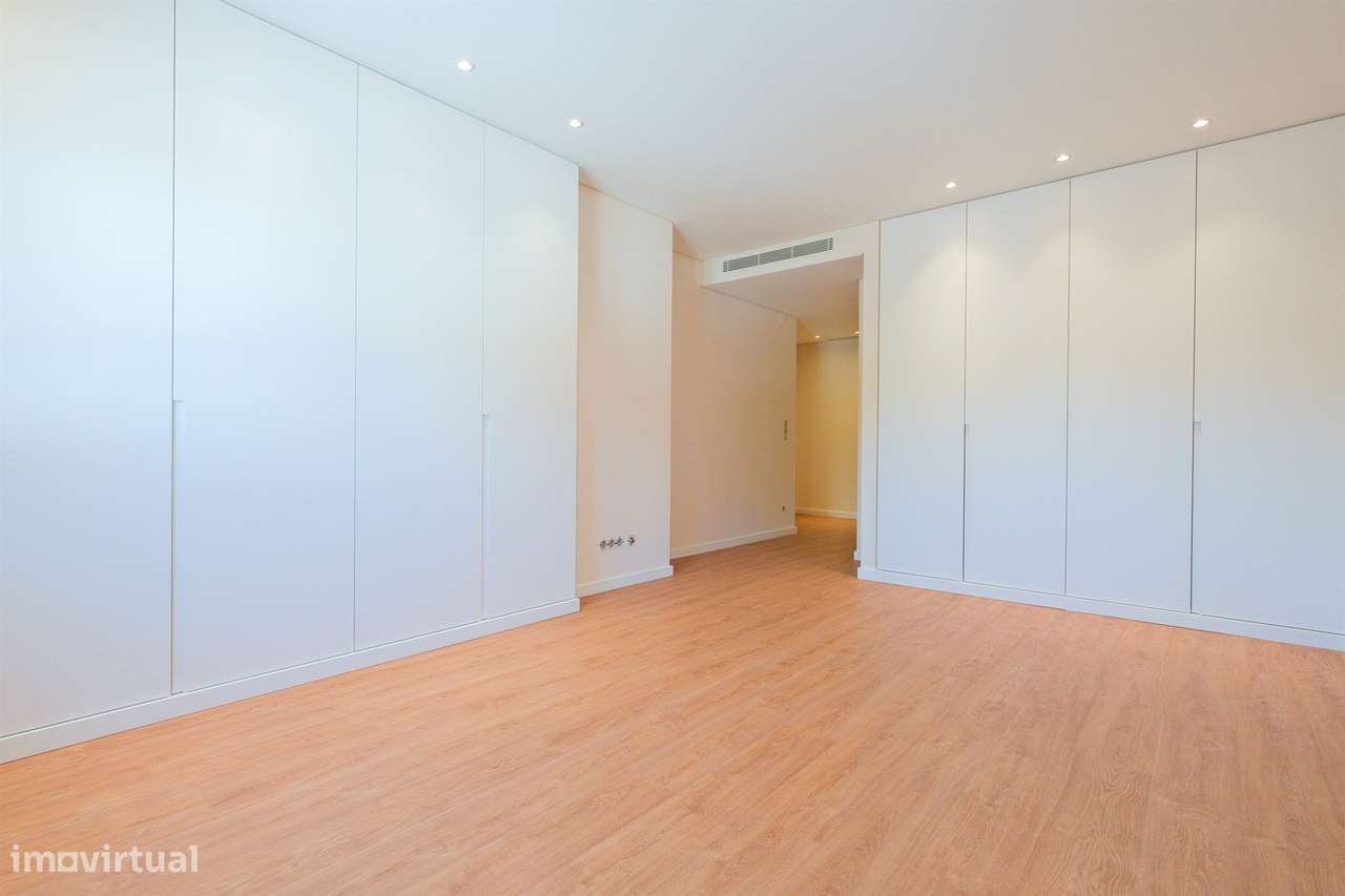 Apartamento T1 com garagem, totalmente remodelado, em condomínio com p-20