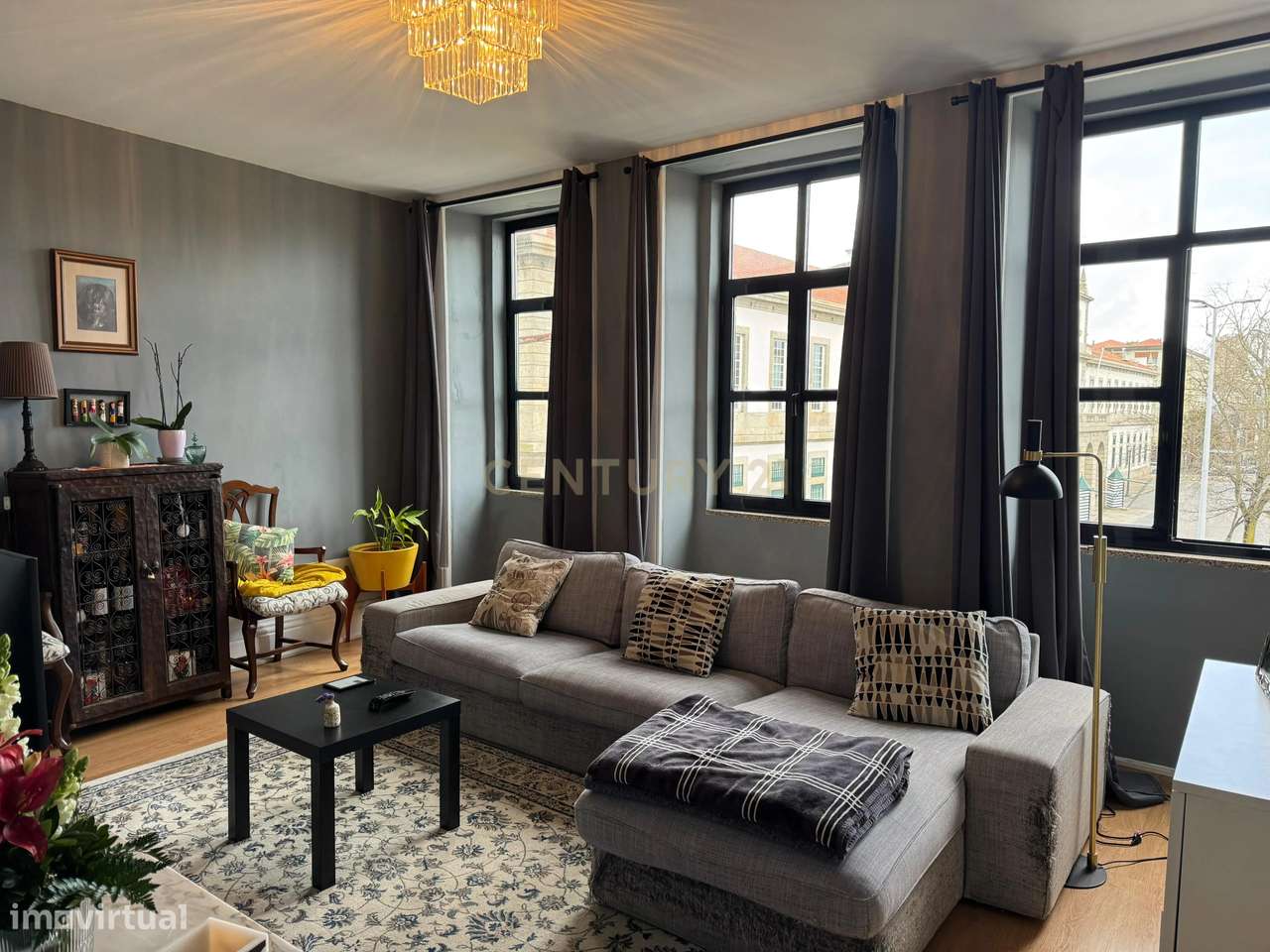 Prédio de Charme na Praça da República – Centro do Porto-1