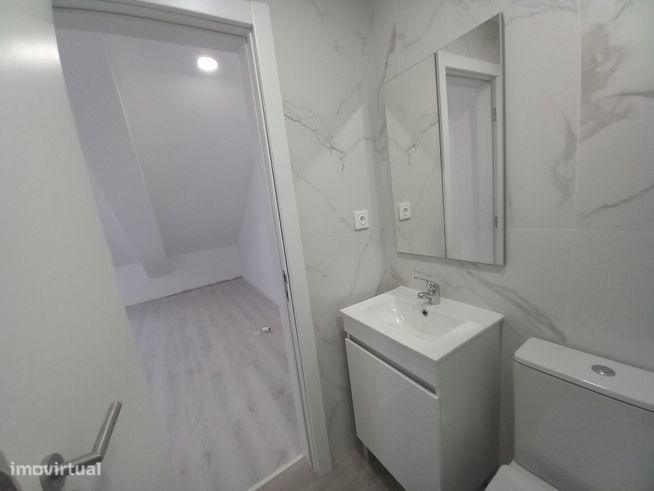 Apartamento Duplex Totalmente Remodelado na Costa da Caparica-27