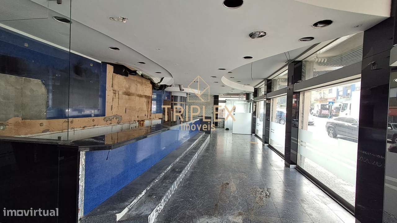 Loja com grande montra e cave - Grande imagem: 4/27