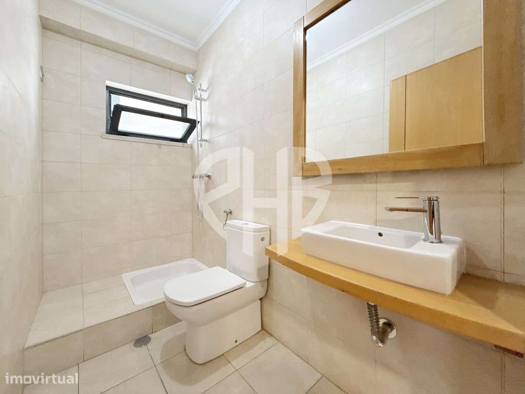 Exclusiva Moradia T5 de Arquitetura Contemporânea em Almada - Feijó-36