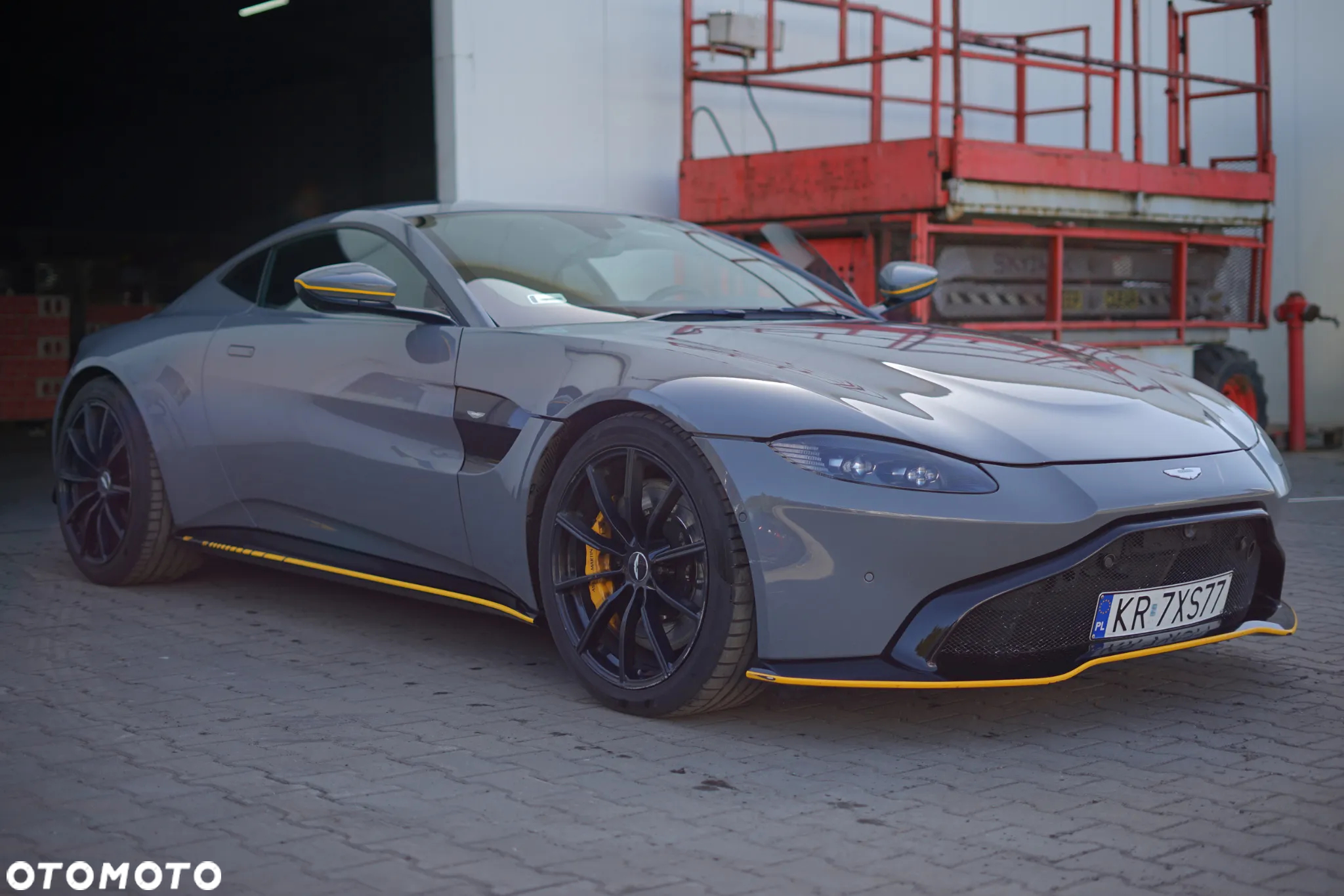 Aston Martin V8 Vantage Standard - 2