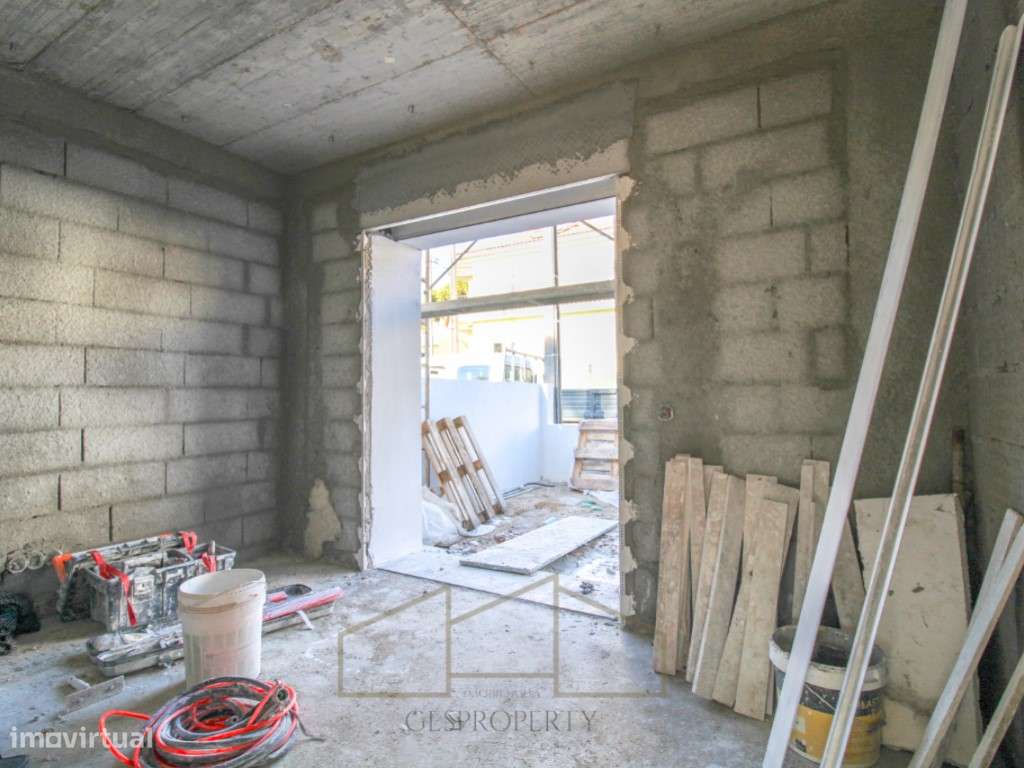 Moradia T4 Geminada com piscina na Sobreda-9