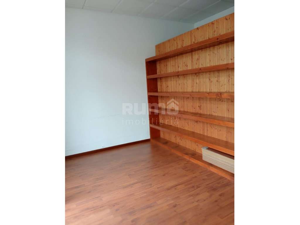 Escritório para Serviços com Potencial de Conversão em Apartamento ...-2