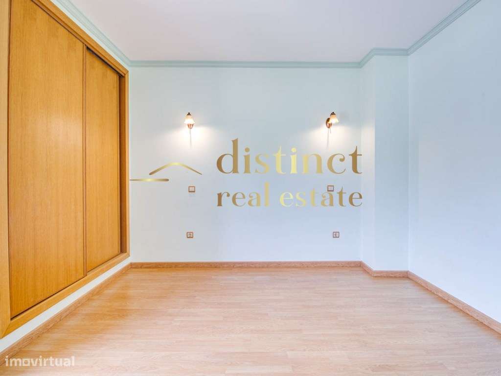 Moradia T2+1 Geminada com Garagem, Piscina, Terraço e BBQ-32