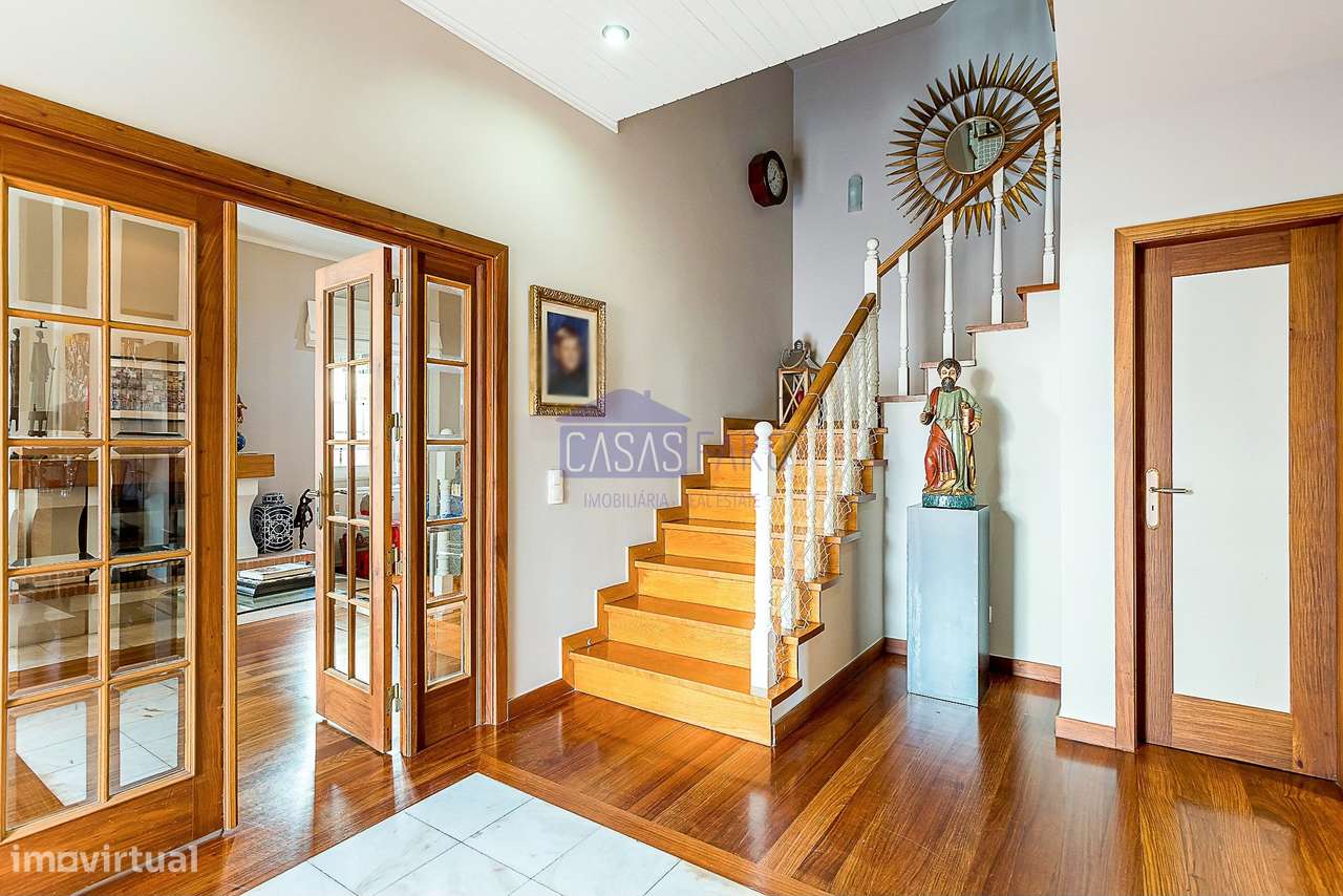 Imponente Moradia V3 de 3 pisos na zona da Avenida 5 de Outubro em Far-15