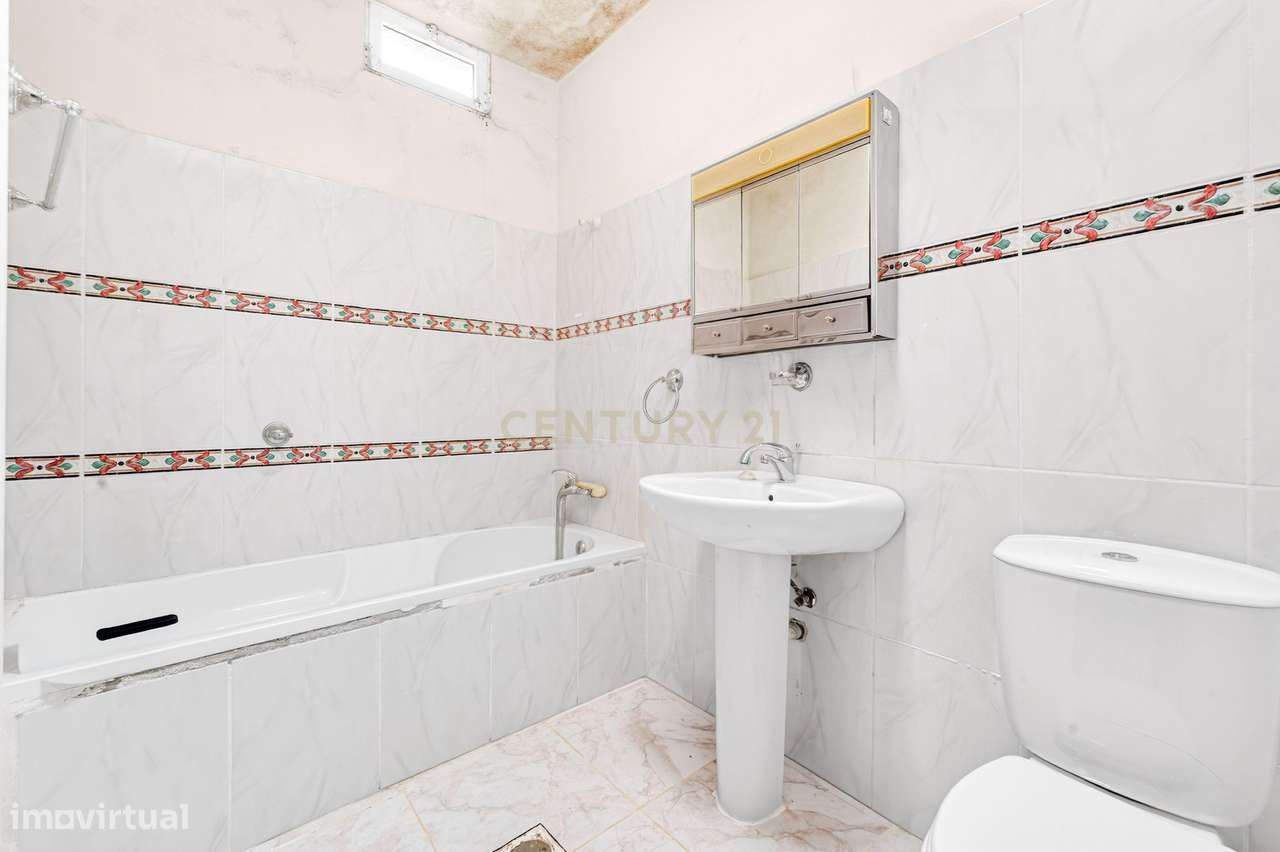 Oportunidade Única: Moradia T2 Tradicional nas Achadas da Cruz-8