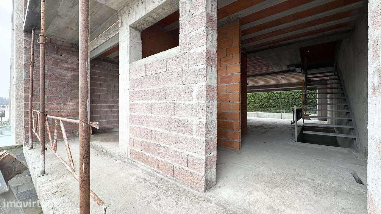 Moradia T3 em Estrutura com 3 Suítes em Lamaçães Braga-1