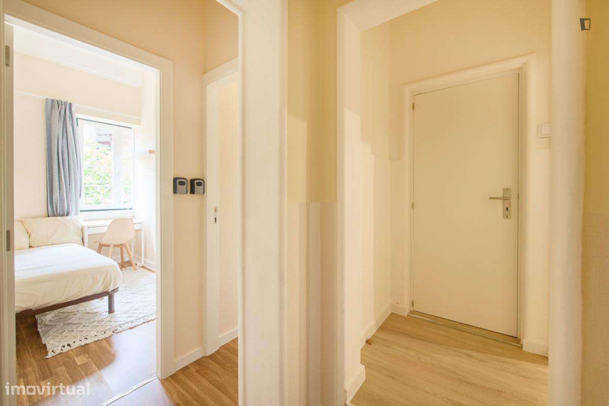 Quarto - localizado em Alameda Lisbon - Grande imagem: 2/10