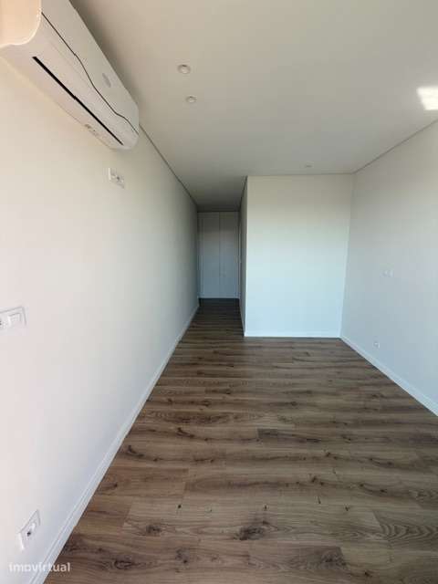 T2 em suítes, Varanda de 35,59 m² e Box para 2 Viaturas | Oeiras Golf-14