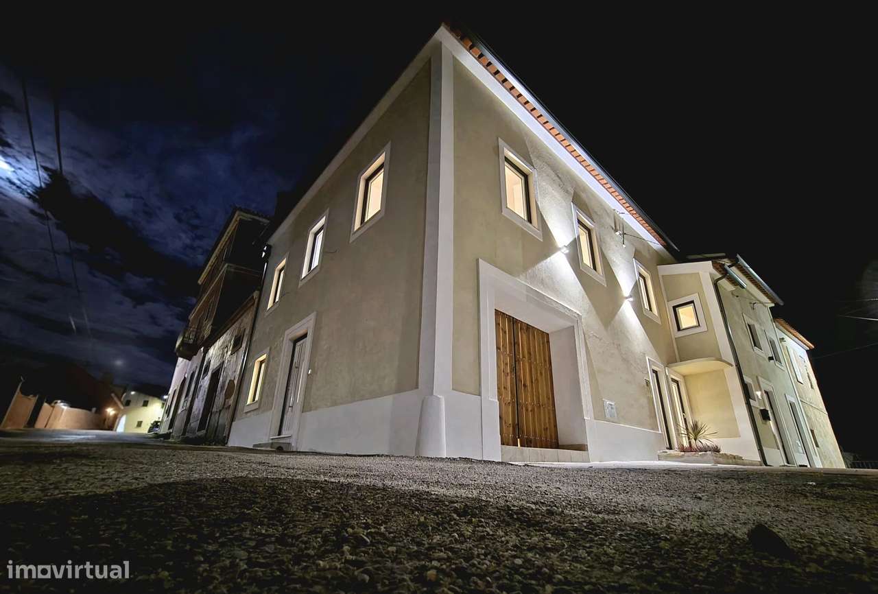 A casa onde o seu futuro começa – Moradia T3 remodelada, moderna e lum-0