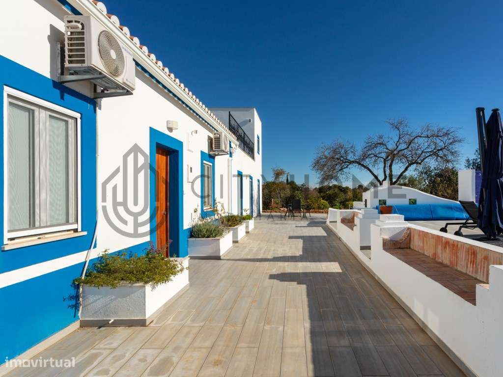 Moradia T4 com piscina infinita em terreno amplo em Silves-35