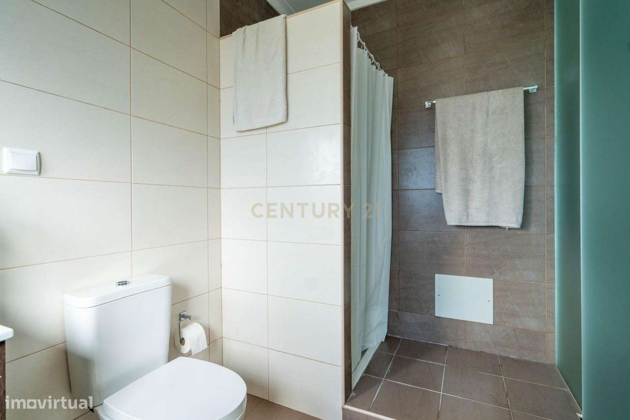 Moradia térrea T3+1 com linhas modernas,varandas,churrasco,jardim,gara-44