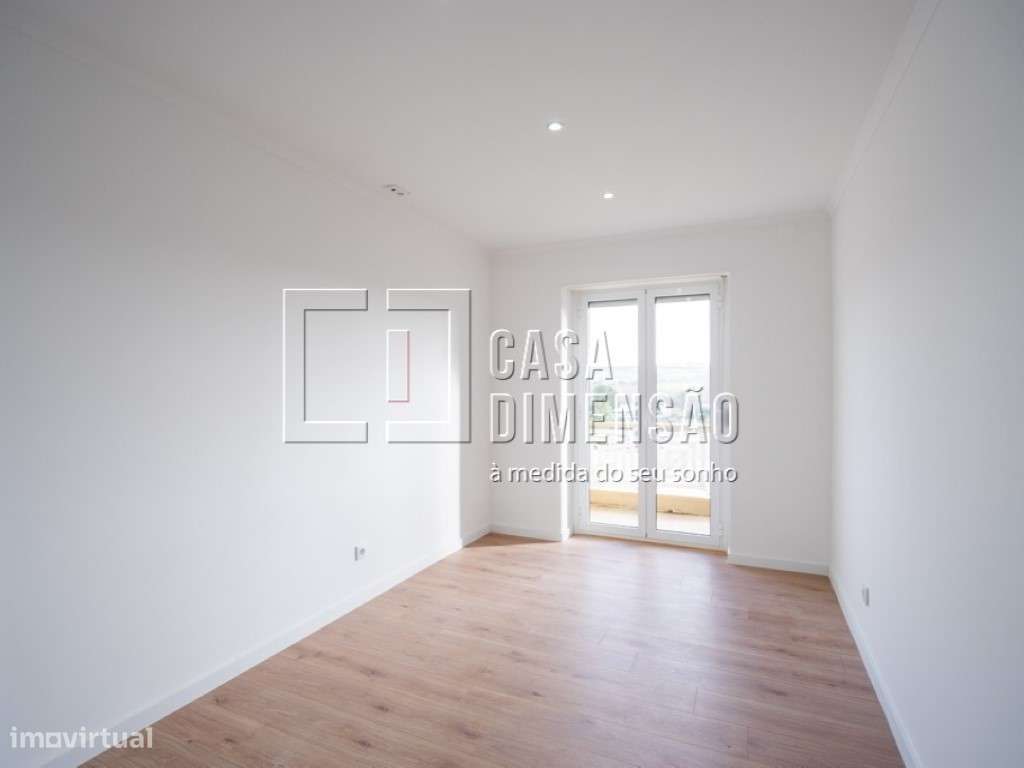 Apartamento T1, em fase de remodelação, Na Damaia!!-18