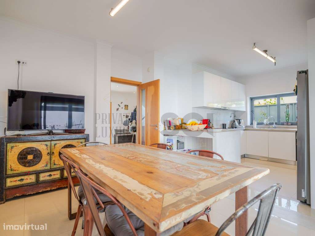 Moradia T4 na Aroeira, contemporânea com piscina e cave-18