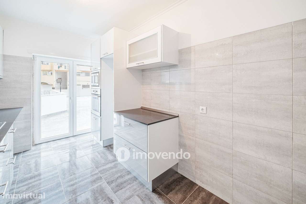 Apartamento T3, com terraço e arrecadação, em Mem Martins-9
