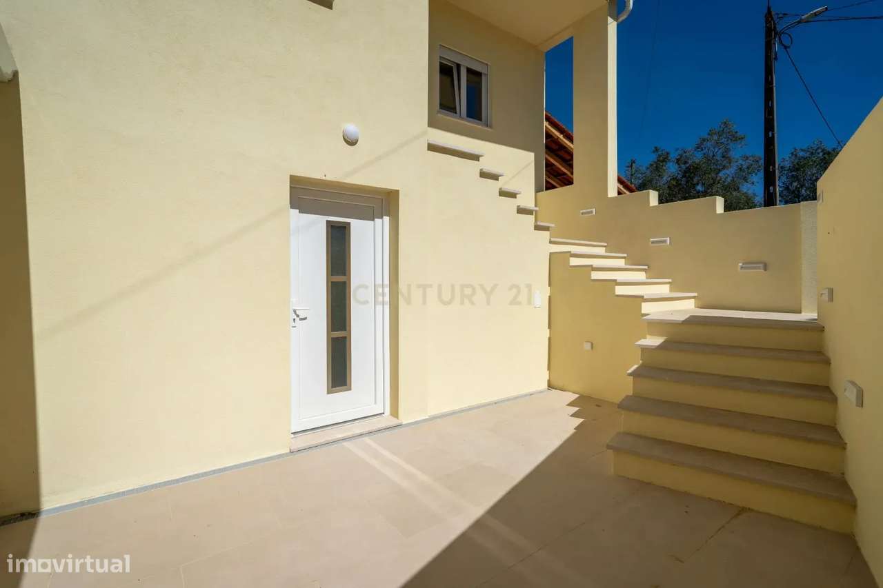 Moradia T3 de dois pisos com terreno totalmente renovada a cinco minut-25