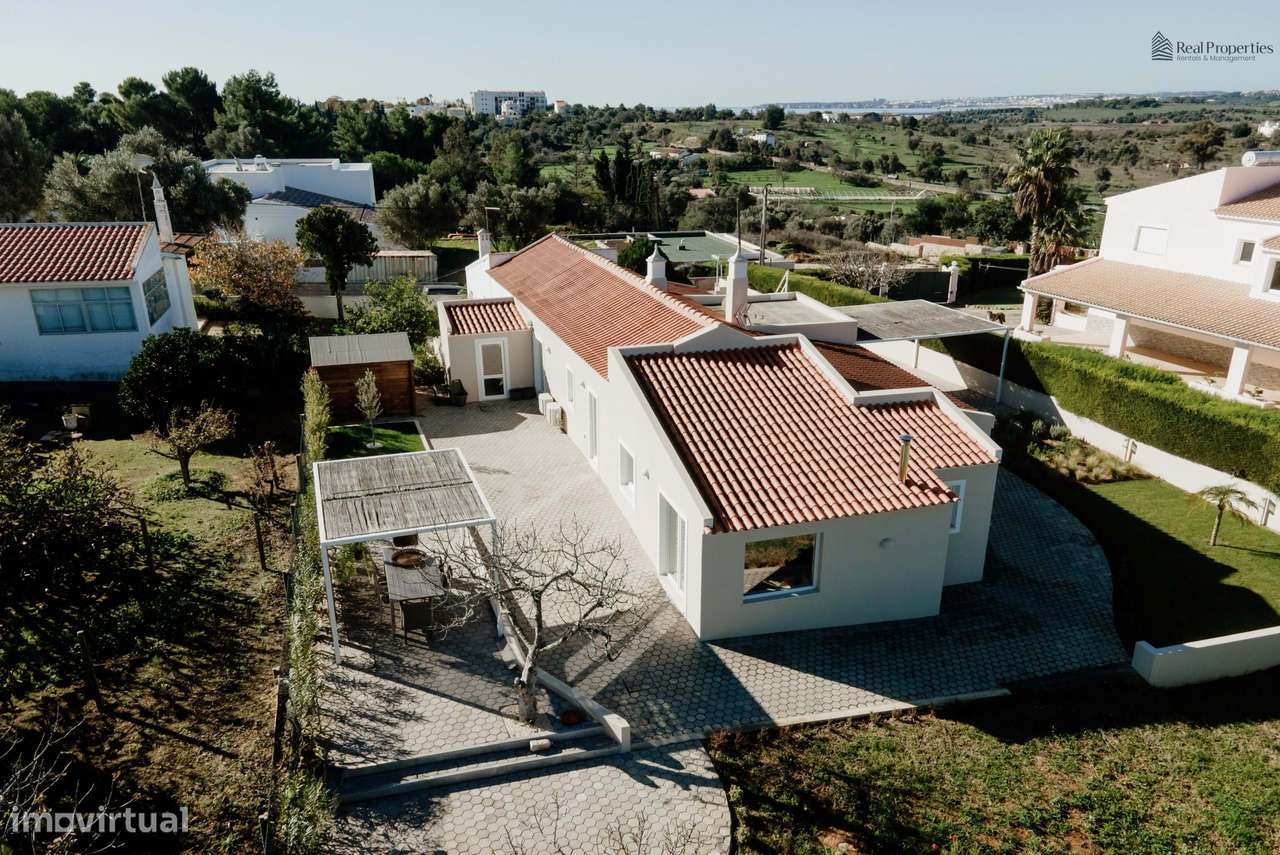 Elegante Moradia T3 Renovada com Vistas Panorâmicas em Alvor-45