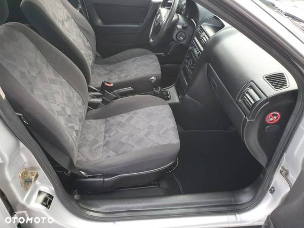 Opel Astra II 1.6 Comfort / Cool - 11
