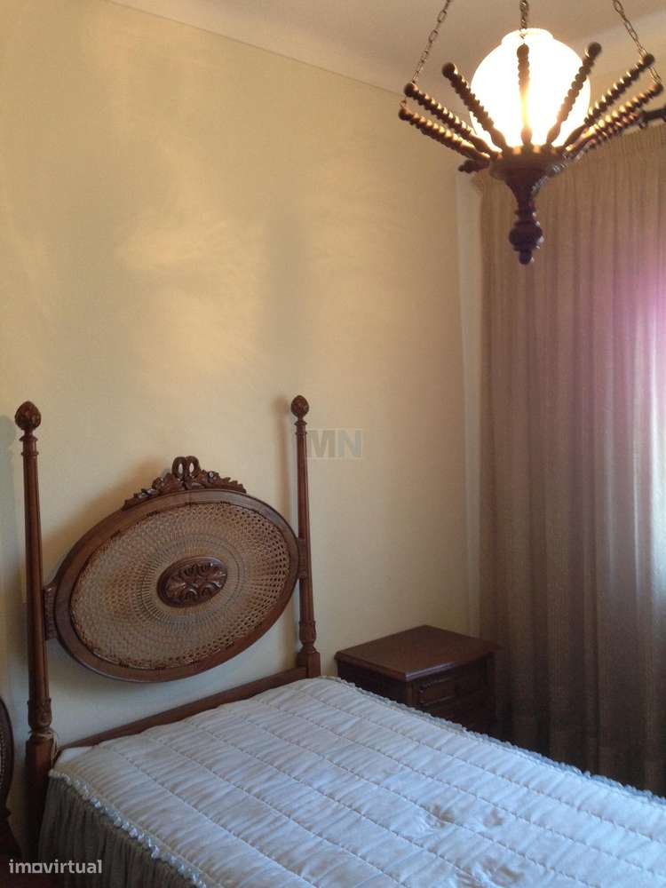 Moradia T3 com Garagem e Terreno em Almalaguês-17