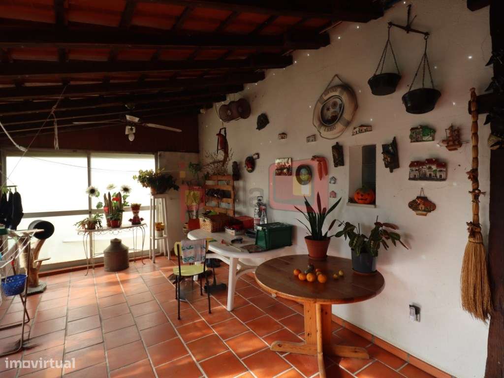 TERRENO COM CASAS - SARILHOS GRANDES-11