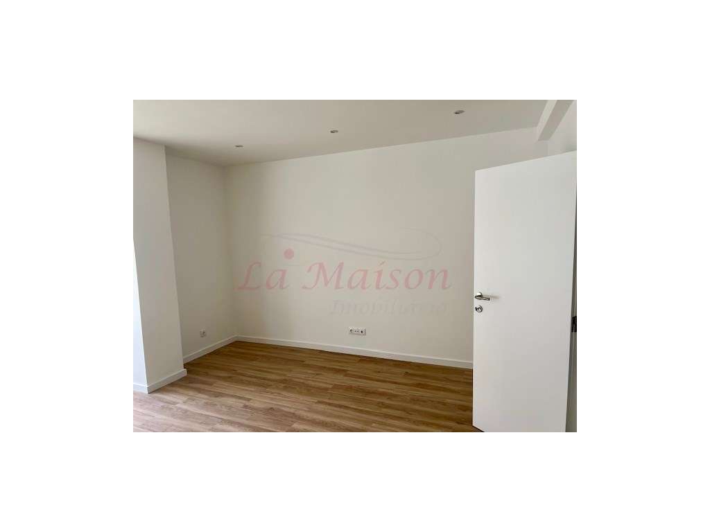 Apartamento T3 totalmente remodelado na Amadora-5