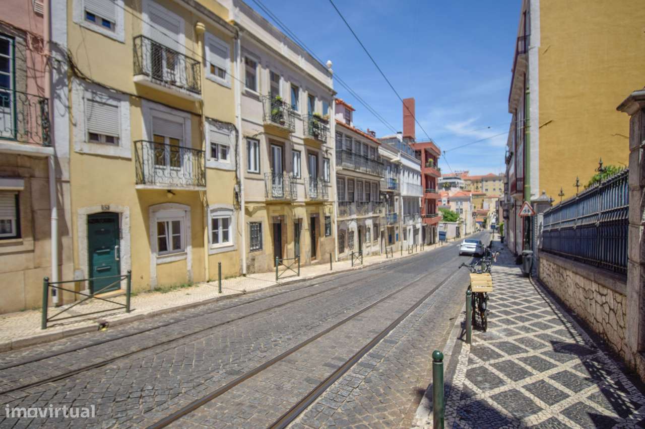 Apartamento com mezzanine e potencial de reconversão na Estrela-14