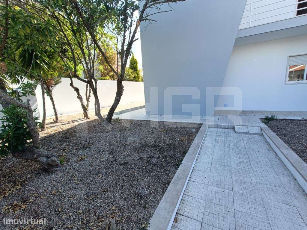 V4 | MORADIA GEMINADA COM 3 PISOS + GARAGEM | - Grande imagem: 5/60