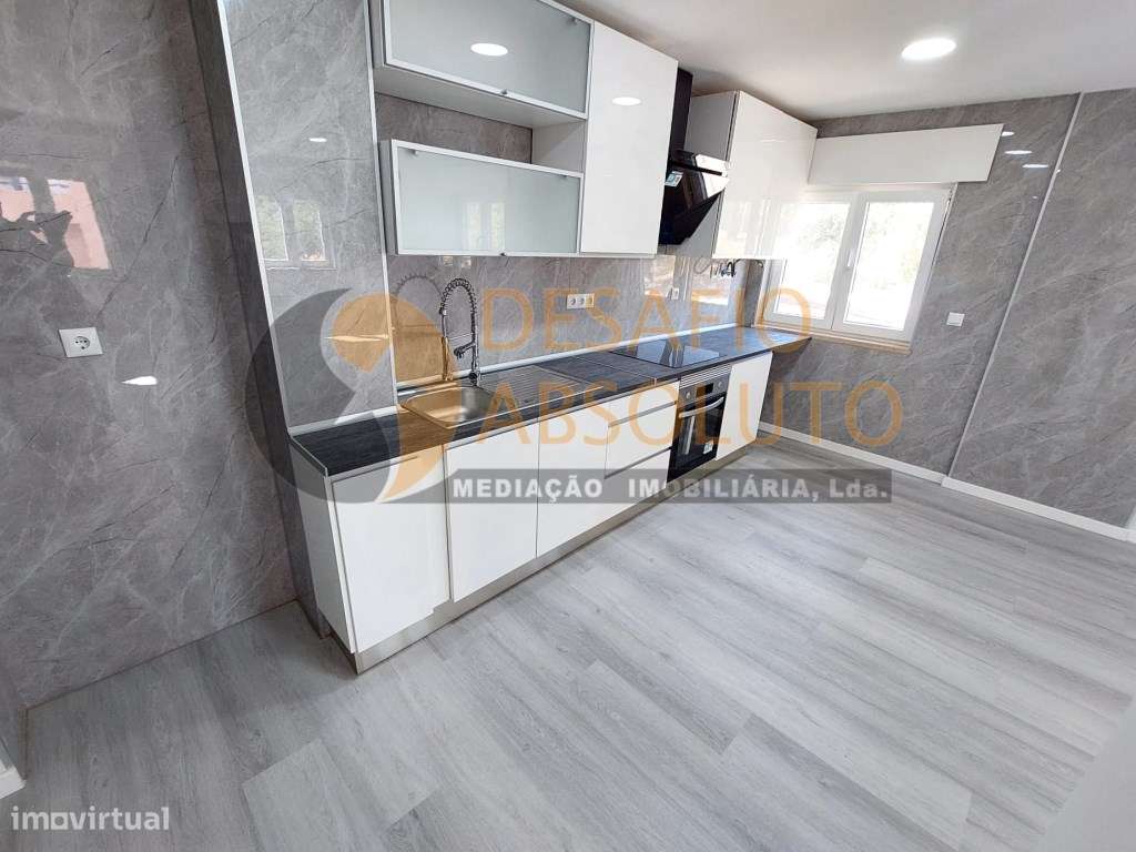 Apartamento T2 totalmente Remodelado c/ Arrecadação. Corroios-9