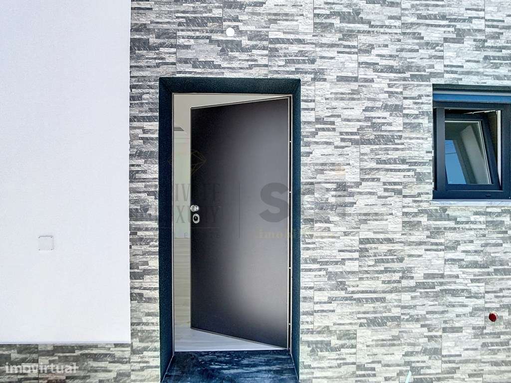 Moradia Térrea independente T3+1 em Fernão Ferro, boas áreas-24