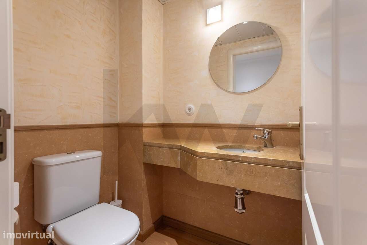 Praça de Espanha | T1 c/ estacionamento e varanda em Edf. de prestígio-16