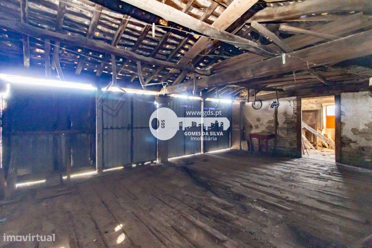 Duas moradias para restauro em Lago-11