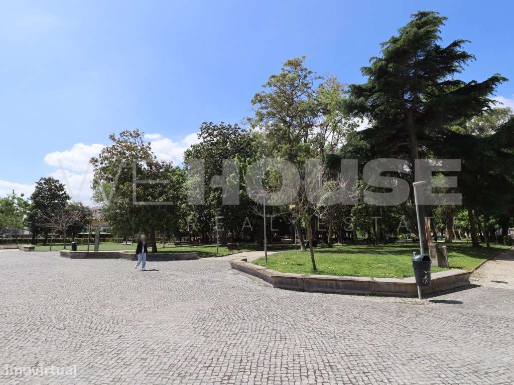 Prédio com 3 andares independentes no centro do Barreiro - frente a...-17