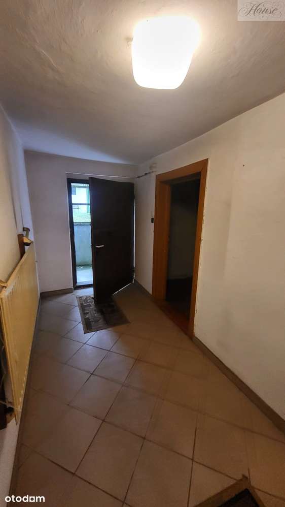 Stary , kameralny domek na obrzeżach miasta.-9