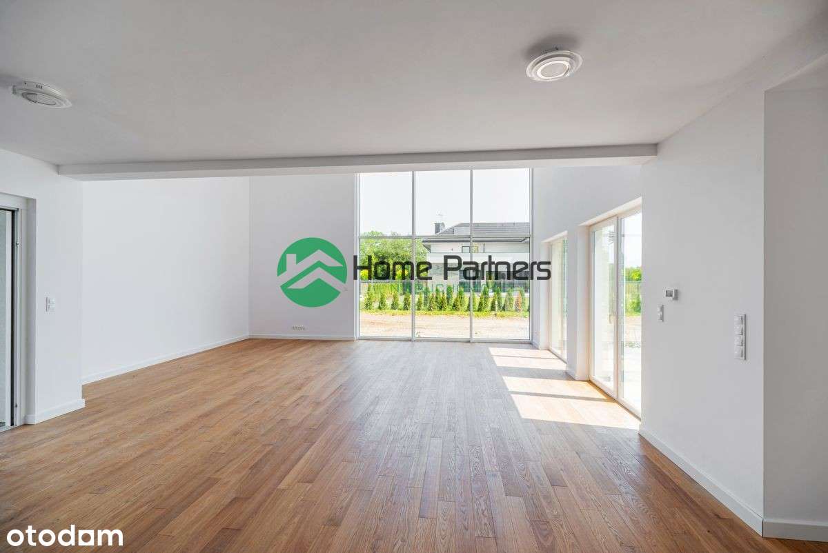 Wysoki na 5,5m salon z oknami do sufitu-4