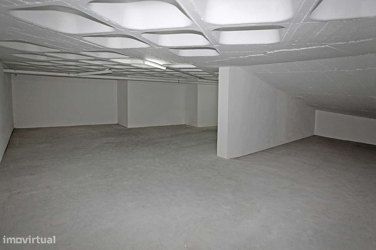 Garagem ampla para arrendamento – 90 m² na Rua Fernando Namora - Grande imagem: 3/4