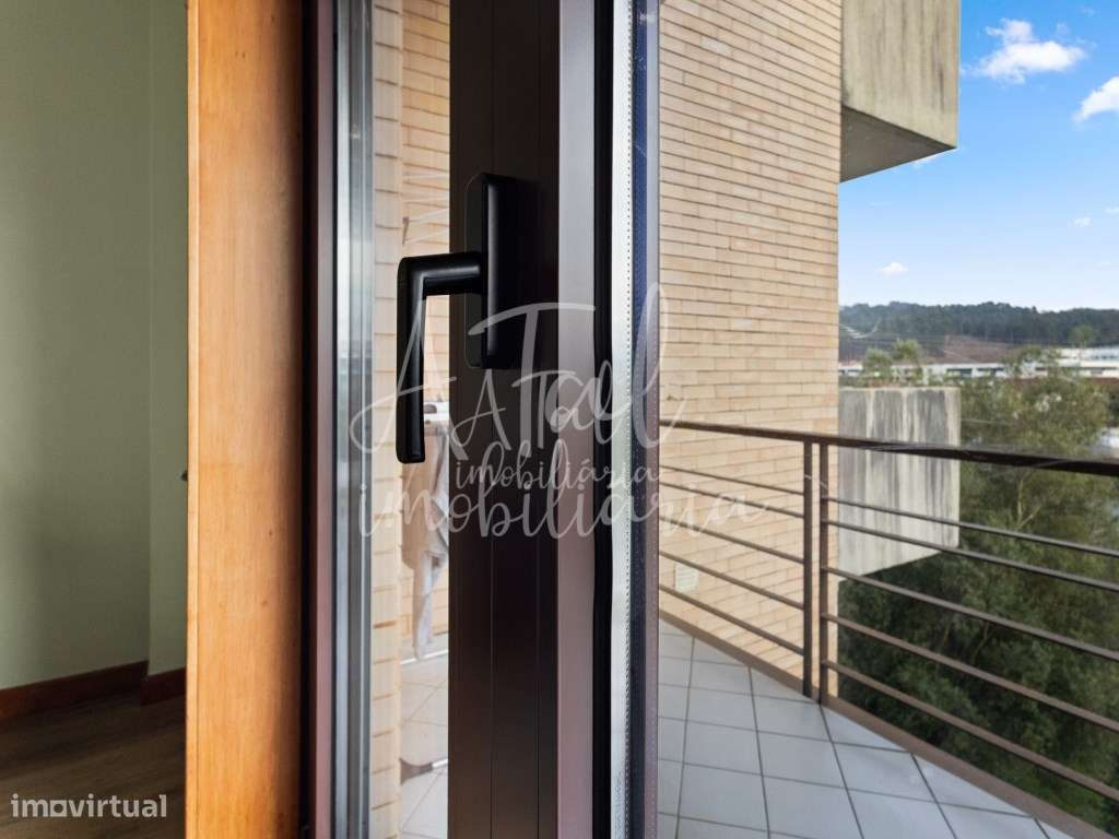 Duplex T5 no centro de Ponte de Lima com terraço panorâmico e 2 gar...-5