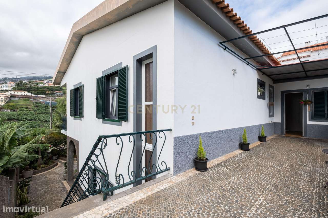 Moradia T2 Remodelada em Câmara de Lobos com Vista para o Pôr do Sol-5