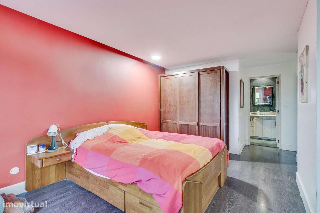 Espaçoso apartamento T4 transformado em T3-9