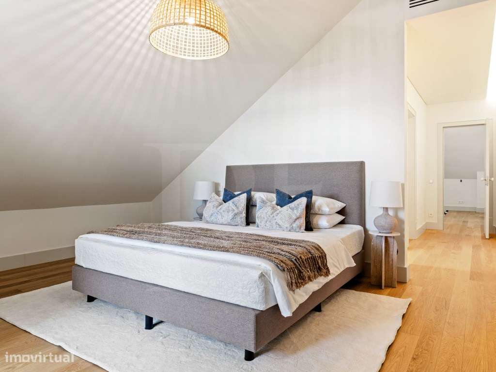 Moradia T3+1 Frente mar no Estoril, com 3 lugares de garagem e piscina-17