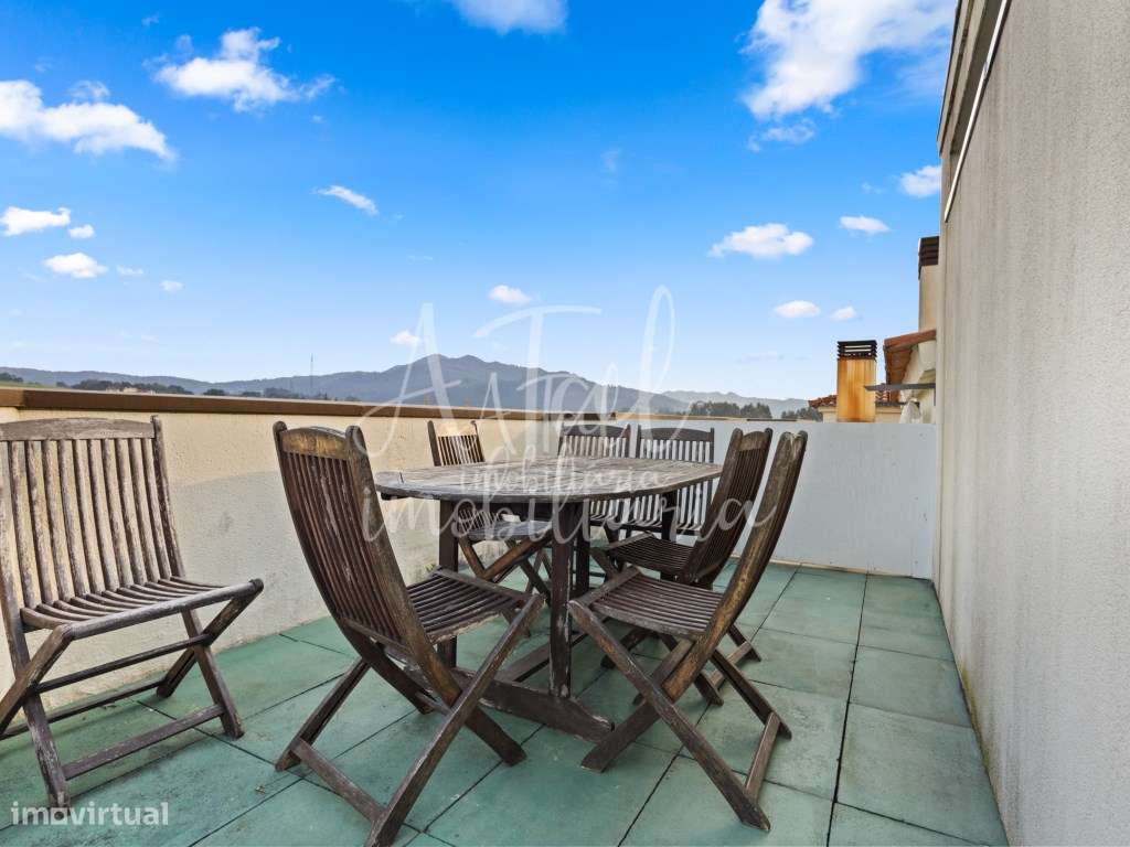 Duplex T5 no centro de Ponte de Lima com terraço panorâmico e 2 gar...-35