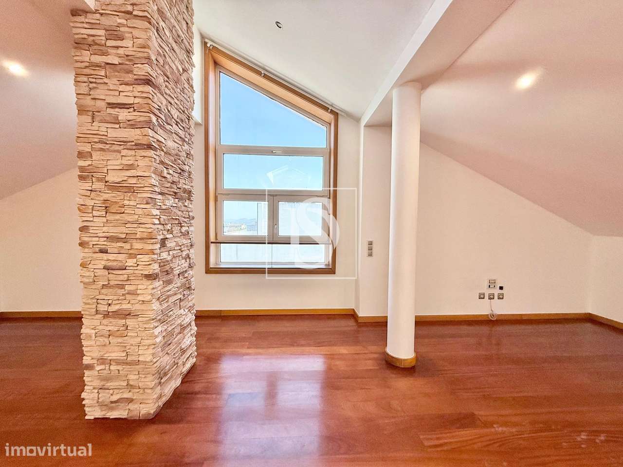 Moradia T4 de Luxo em Valongo com Jardim, Domótica e Acabamentos de Al-18