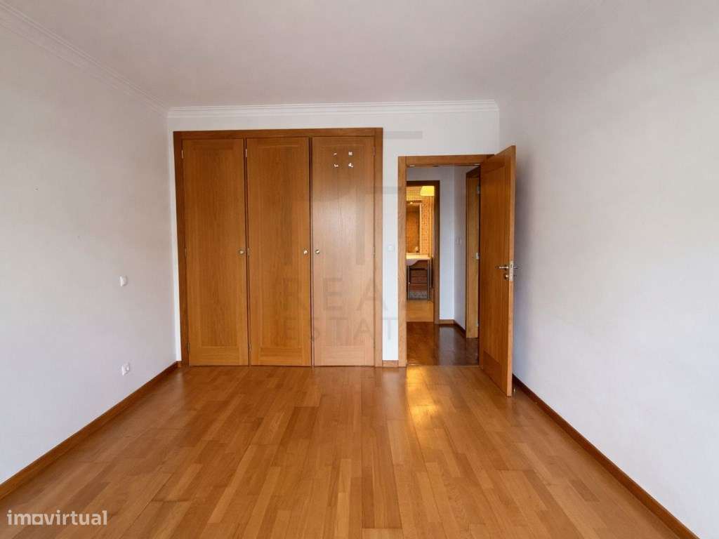 Excelente T3 com suíte, 3 varandas e garagem box em Cascais-24