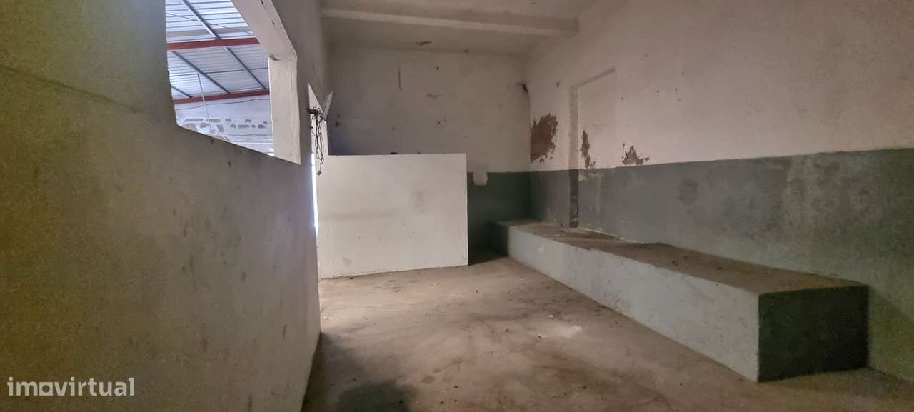 Armazém prox a estação das devesas-3
